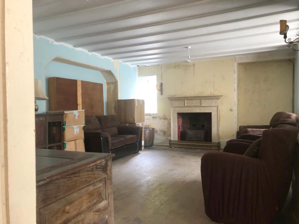 Lot: 8 - DETACHED VICTORIAN RESIDENCE FOR REFURBISHMENT SET IN 1.5 ACRES -